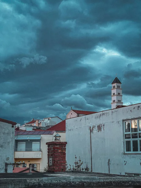 Una Città Vecchia Una Serata Nuvolosa — Foto Stock