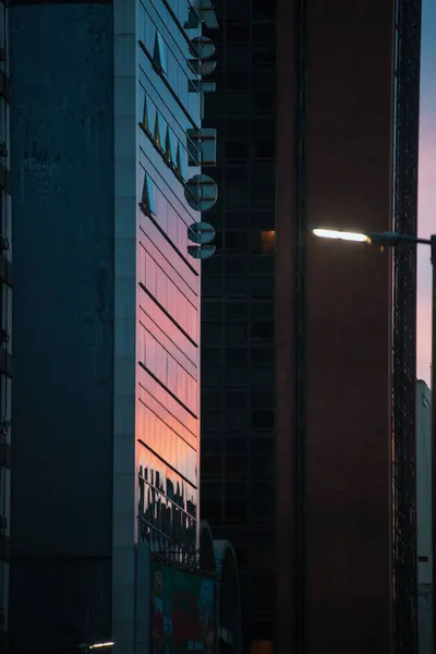 Прекрасний Вид Відображення Блискучого Заходу Сонця Вікнах Хмарочоса Місті — стокове фото