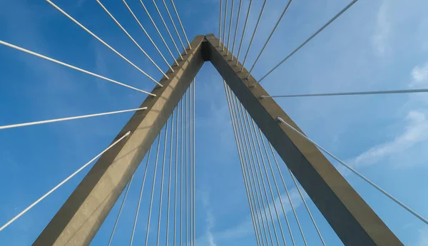 Het Lage Hoekschot Van Brugkabels Tegen Achtergrond Van Blauwe Lucht — Stockfoto