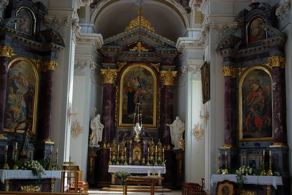 Interior Uma Igreja Católica Com Esculturas Pinturas — Fotografia de Stock