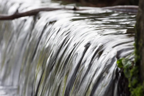 Wasser Fließt Über Einen Kleinen Wasserfall — Stockfoto