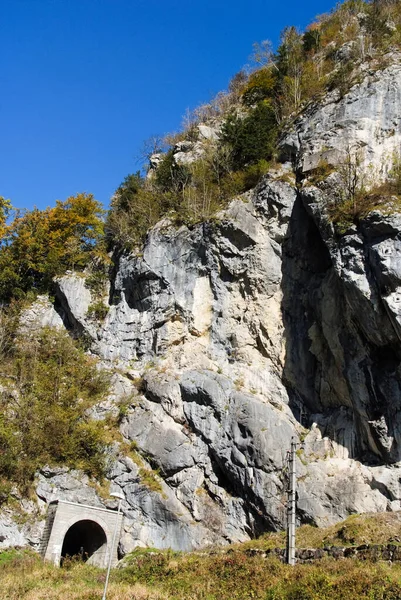 山中有隧道的岩石地区的垂直拍摄 — 图库照片