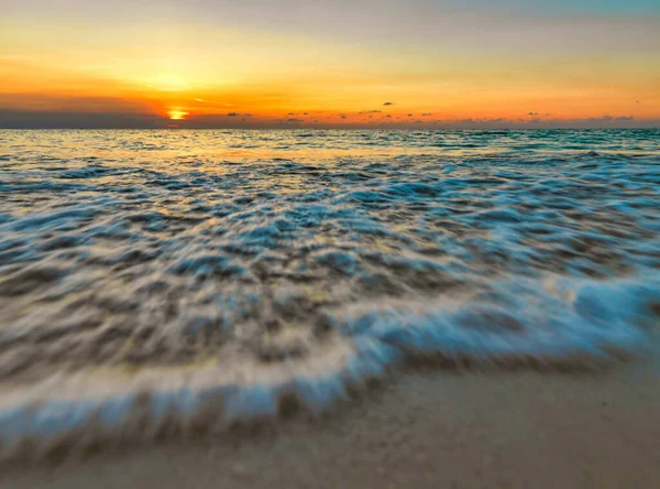 Olas Espumosas Lavando Idílica Playa Arena Atardecer — Foto de Stock