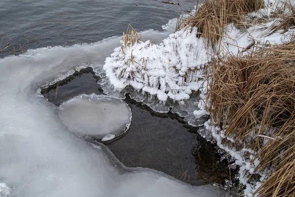 Une Rivière Gelée Avec Une Épaisse Couche Glace Surface — Photo