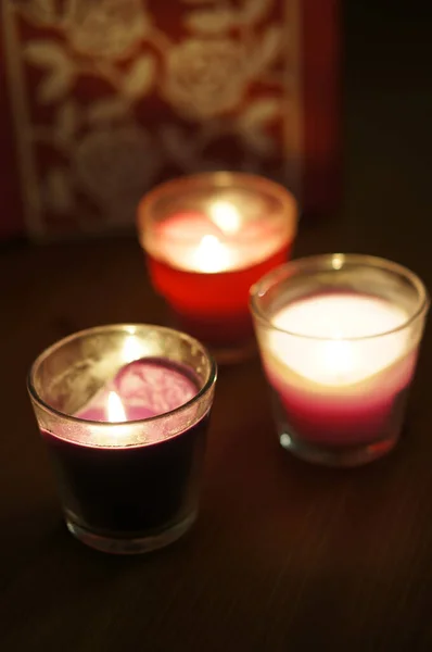 Eine Nahaufnahme Der Glänzenden Brennenden Kerzen Den Glascontainern Auf Der — Stockfoto
