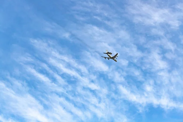 蓝天的飞机 — 图库照片