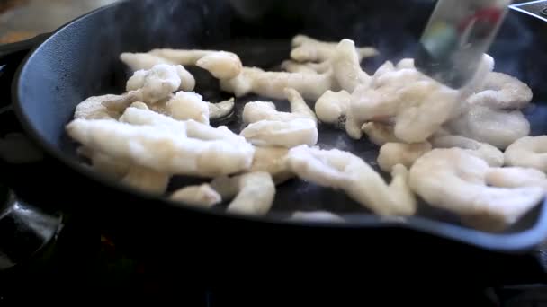 Camarones Fritos Con Fondo Blanco — Vídeo de stock