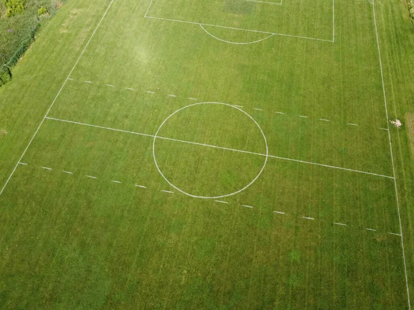 Een Voetbalveld Van Bovenaf Bekeken — Stockfoto