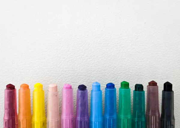 Gros Plan Crayons Colorés Sur Fond Cuir Blanc — Photo