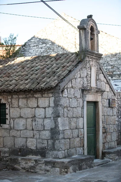 Una Vista Una Iglesia Antigua Abandonada Ciudad Día Soleado Croacia —  Fotos de Stock