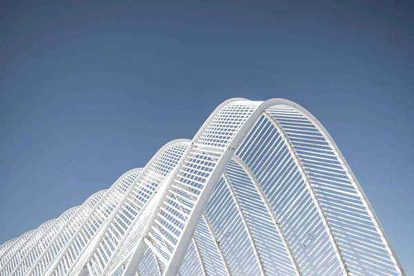 Una Construcción Blanca Arqueada Contra Cielo Azul Arquitectura Moderna — Foto de Stock