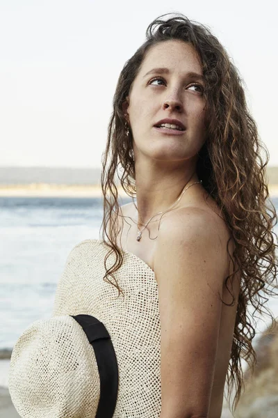 Uma Foto Vertical Uma Mulher Atraente Caucasiana Uma Praia Espanha — Fotografia de Stock