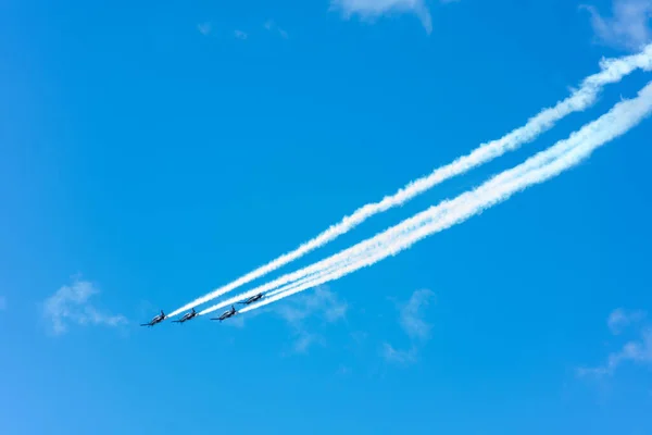 Cuatro Aviones Volando Formación Con Estelas Humo — Foto de Stock