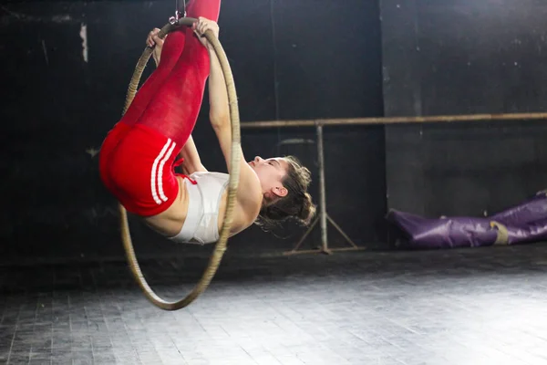 Une Jeune Acrobate Aérienne Féminine Entraîne Sur Cerceau — Photo