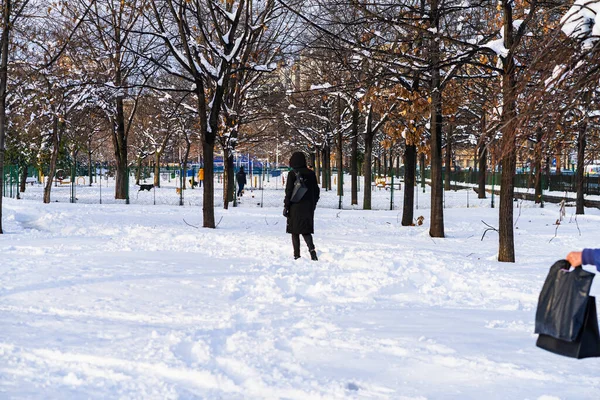 Βουκουρεστι Ρουμανια Ιανουαρίου 2021 Άνθρωποι Περπατούν Χιονισμένο Μονοπάτι Στο Βουκουρέστι — Φωτογραφία Αρχείου