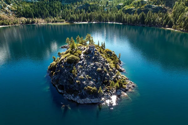 Letecký Snímek Ostrova Fanette Obklopený Krásnými Vodami Emerald Bay Lake — Stock fotografie