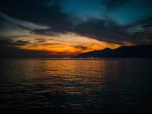 Sebuah Mempesona Matahari Terbenam Atas Laut Yang Tenang — Stok Foto