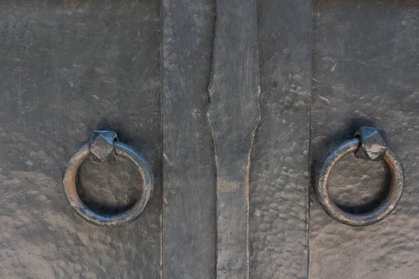 ภาพระยะใกล ของต วเคาะประต วงกลมสองต วบนพ วโลหะส เทา — ภาพถ่ายสต็อก