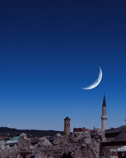 Creciente Luna Creciente Cielo Azul Sobre Una Antigua Ciudad —  Fotos de Stock