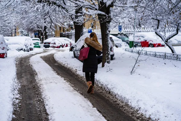 Bucharest Roménia Janeiro 2021 Povo Caminhando Uma Trilha Nevada Bucareste — Fotografia de Stock