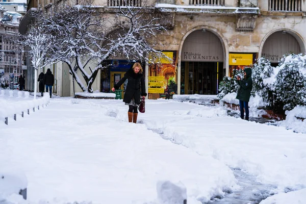 布加勒斯特 罗马尼亚 2021年1月19日 一名身穿保暖衣服的年轻女性在罗马尼亚布加勒斯特的雪地小径上行走 — 图库照片