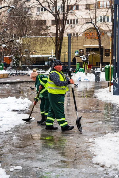 Bucharest Roménia Janeiro 2021 Trabalhadores Limpam Neve Com Uma Nas — Fotografia de Stock