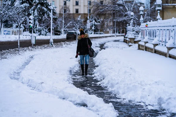 Bucharest Romania Gennaio 2021 Una Persona Che Cammina Sentiero Innevato — Foto Stock