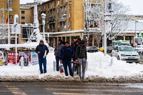 Bucharest Roménia Janeiro 2021 Pessoas Que Caminham Uma Trilha Nevada — Fotografia de Stock