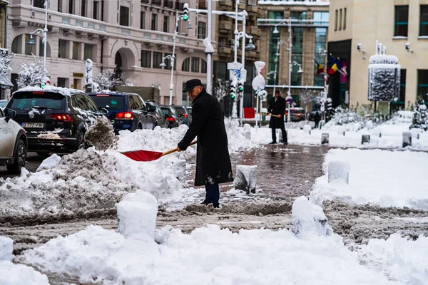 Bucharest Roménia Janeiro 2021 Homem Limpando Neve Com Uma Nas — Fotografia de Stock