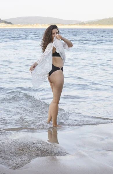 スペインのビーチで白人の魅力的な女性の垂直ショット — ストック写真