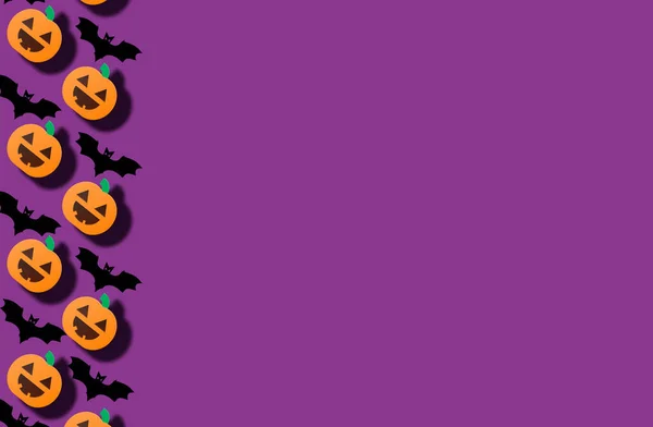 紫色背景下的南瓜和蝙蝠的图片 带有万圣节的复制空间 — 图库照片