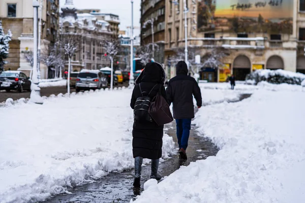 Bucharest Romania Gennaio 2021 Gente Abiti Caldi Cammina Sentiero Innevato — Foto Stock