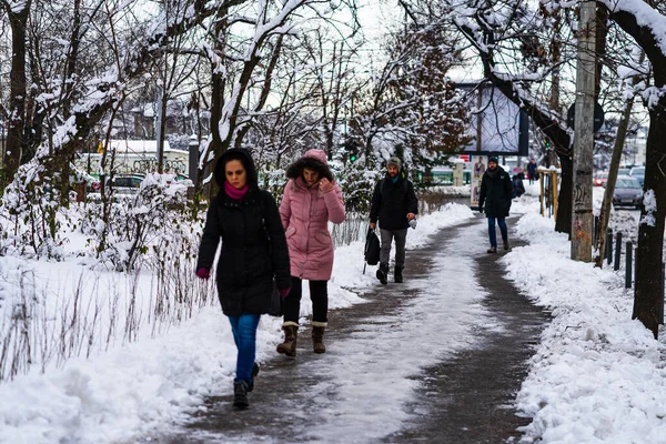 Bucharest Romania Gennaio 2021 Gente Abiti Caldi Cammina Sentiero Innevato — Foto Stock