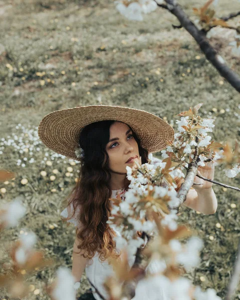 Uma Jovem Bósnia Com Chapéu Posando Belo Jardim Flores Cerejeira — Fotografia de Stock