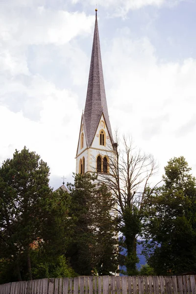 Eine Vertikale Aufnahme Eines Hohen Turms Umgeben Von Üppigem Grün — Stockfoto