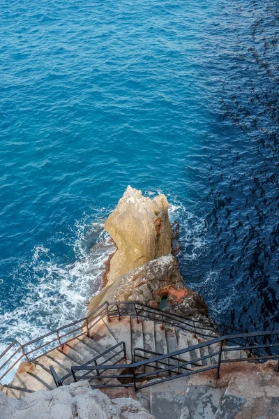 Вид Сверху Красивое Каменное Здание Лестницей Металлическим Забором Океане — стоковое фото