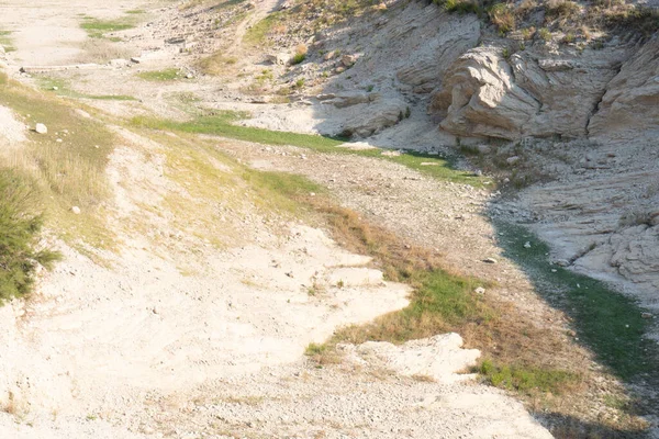Dağın Yamacındaki Kaya Oluşumları Damarların Tortu Tabakalarının Detaylarını Içeriyor — Stok fotoğraf