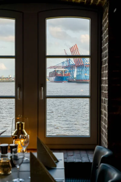 ハンブルク ドイツ 2021年8月20日 窓から積載船でドイツのハンブルク港の垂直ショット — ストック写真