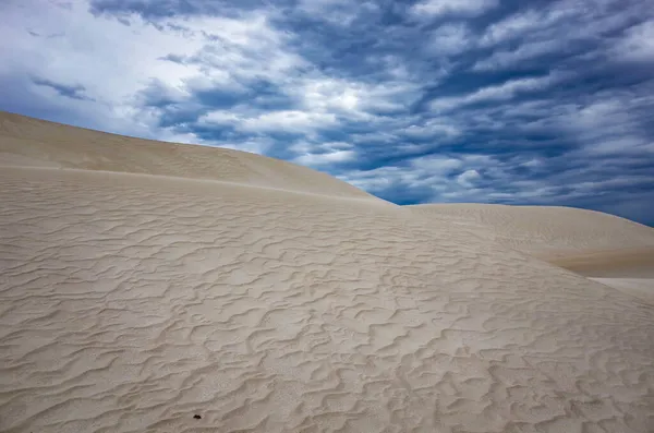 Gros Plan Désert Sous Ciel Bleu Nuageux — Photo