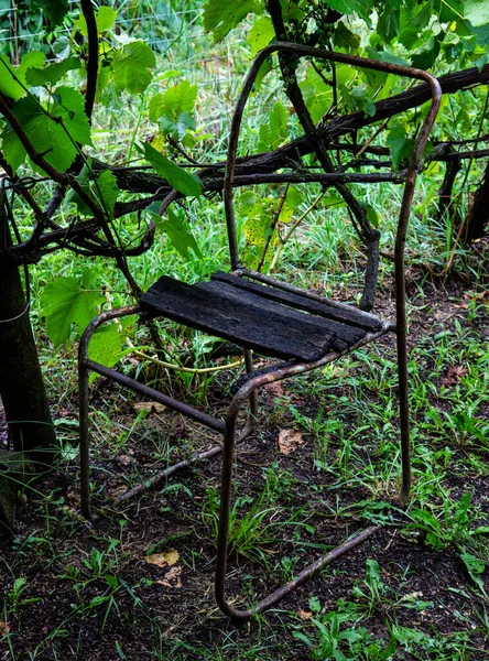 Una Vieja Silla Jardín Oxidado Poner Fuera — Foto de Stock
