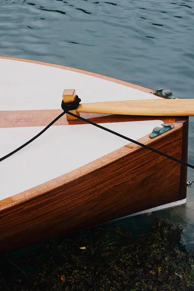 Eine Vertikale Aufnahme Eines Holzbootes Ufer Umgeben Vom Meer — Stockfoto