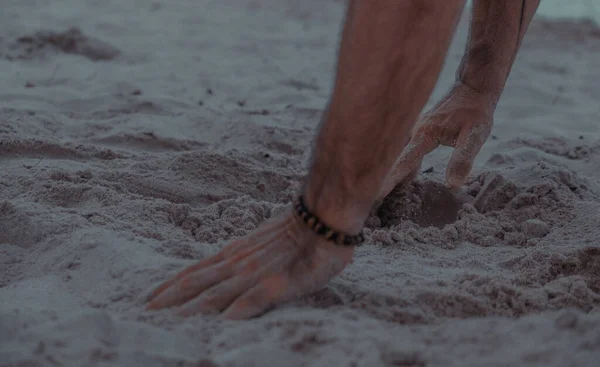 Close Uma Pessoa Apoiada Areia Com Mãos Com Fundo Embaçado — Fotografia de Stock