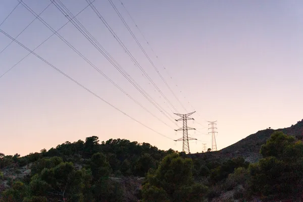 送電塔の上の日没の空 — ストック写真