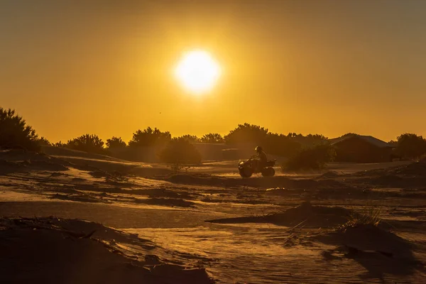 Een Horizontaal Uitzicht Prachtige Zonsondergang Woestijn Een Man Rijden Een — Stockfoto