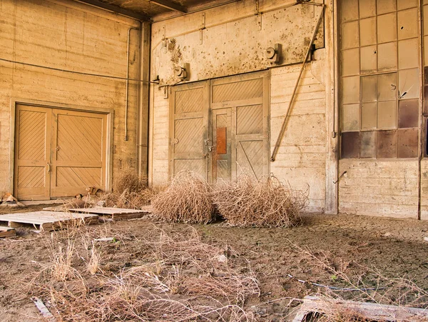 Bagian Dalam Sebuah Bangunan Tua Ditinggalkan — Stok Foto
