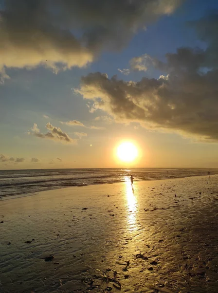 Une Vue Panoramique Une Personne Courant Sur Une Plage Pendant — Photo