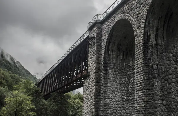 Vista Baixo Ângulo Ponte Pedra Fundo Céu Nublado — Fotografia de Stock