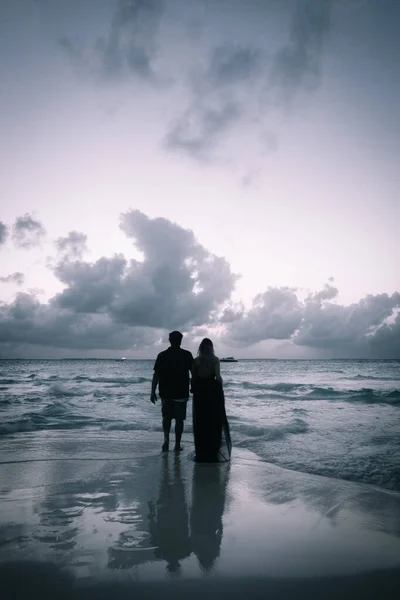 Couple Enjoying Sight Sea Beach — Stock Photo, Image