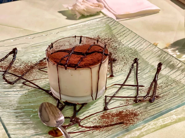 Uma Sobremesa Chocolate Fresco Servida Mesa — Fotografia de Stock