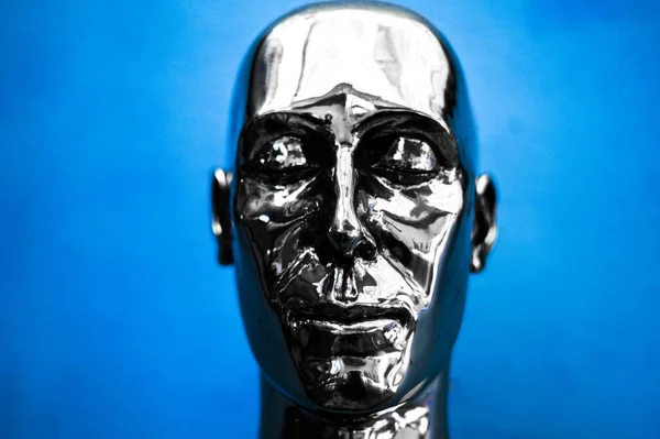 青い背景の金属製の人間の顔の閉鎖 — ストック写真